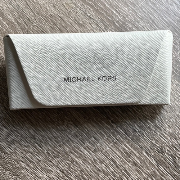 Brand new Michael Kors EYEGLASS CASE WITH CLEANING CLOTH - Picture 1 of 2